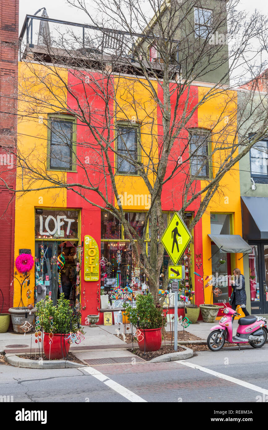 ASHEVILLE, NC, USA-1/18/19 : un magasin coloré au centre-ville de Asheville, appelé 'le Pigeonnier', sur Broadway St. Banque D'Images