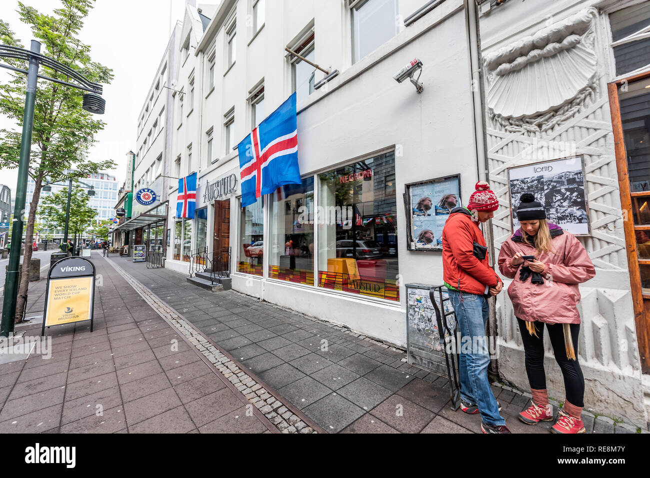 Reykjavik, Islande - 19 juin 2018 : route trottoir rue au centre-ville centre et drapeaux signe pour Austur discothèque et couple perdu Banque D'Images