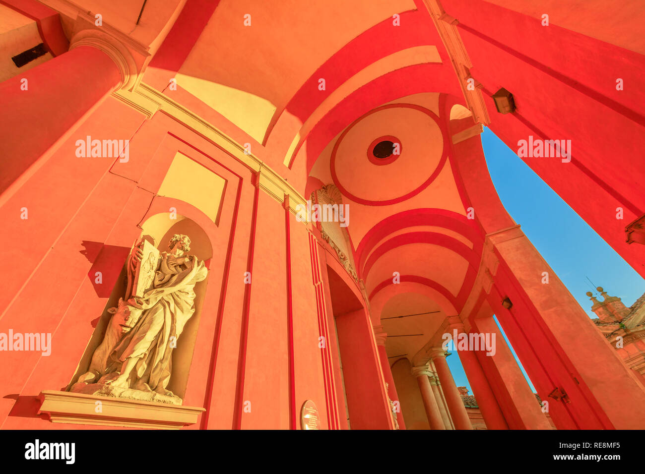 Bologne, Italie - 12 janvier 2018 : Vue de dessous de la statue de l'évangéliste Luc avec bull sous les arcades de sanctuaire de la Madonna di San Luca, ancienne église historique de Sainte Vierge. Banque D'Images