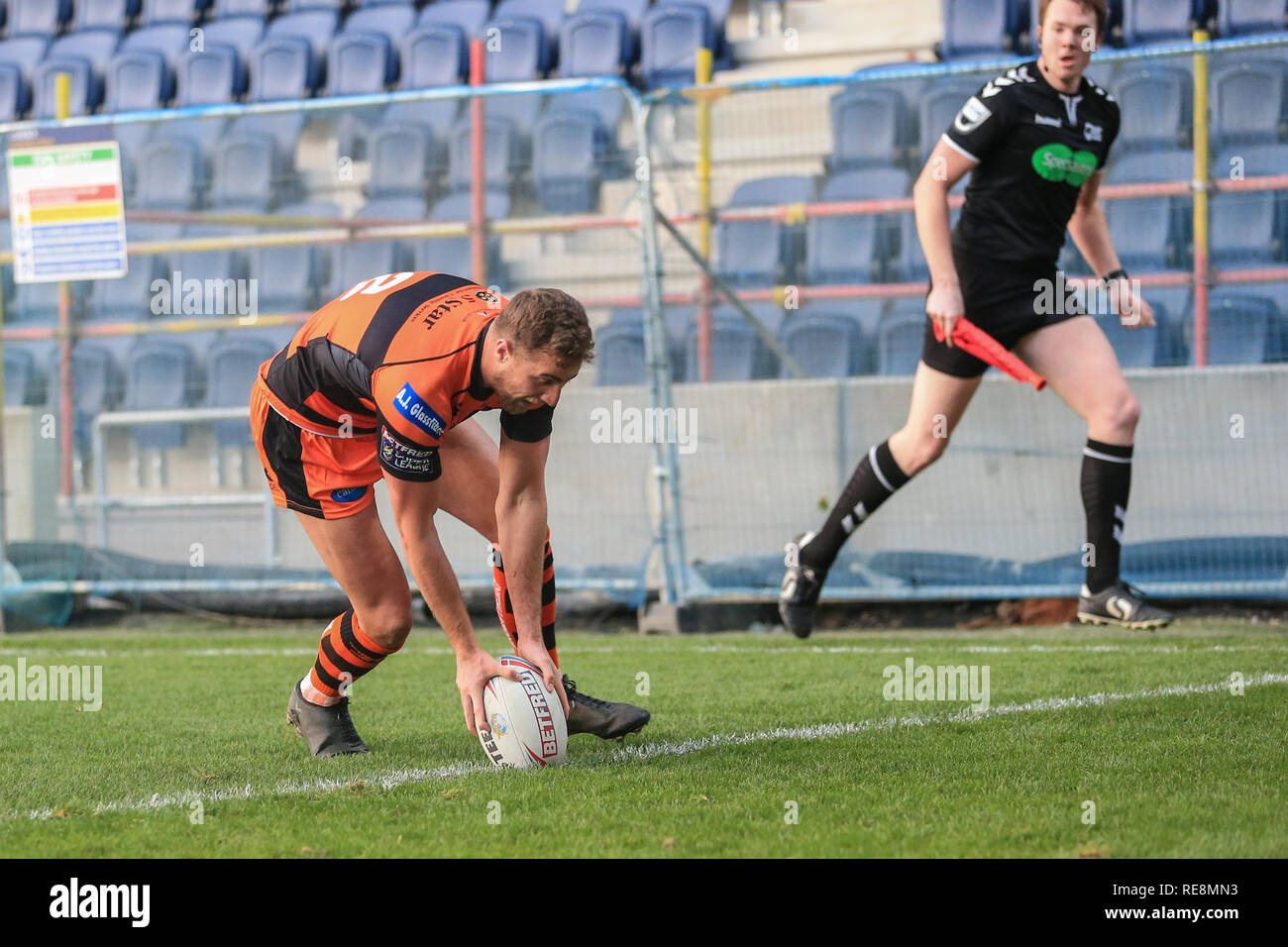 20 janvier 2019, l'Émeraude du stade Headingley, Leeds, Angleterre ; Betfred Super League réchauffer et Kallum Watkins testimonial, Leeds Rhinos vs Castleford Tigers ; James Clare (2) de Castleford Tigers va au-dessus pour un essai Crédit : Mark Cosgrove/News Images Banque D'Images