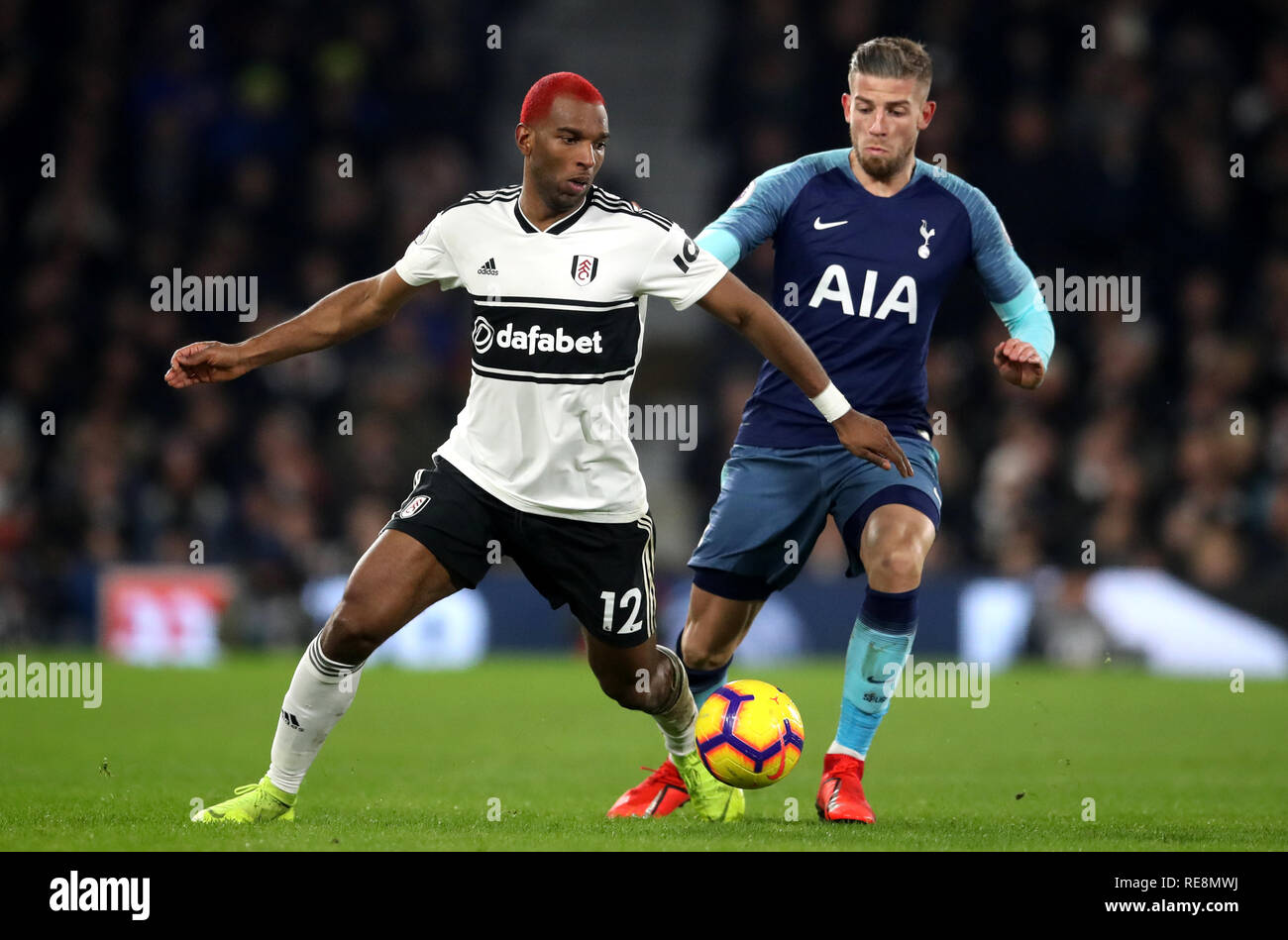 Ryan Babel De Fulham A Gauche Et Tottenham Hotspur Est Toby Alderweireld Bataille Pour La Balle Au Cours De La Premier League Match A Craven Cottage A Londres Photo Stock Alamy
