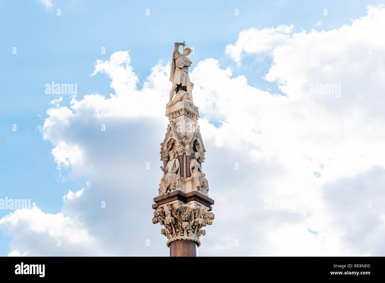 Les chercheurs de Westminster War Memorial, ou Crimée et rébellion indienne monument situé près de l'abbaye de Westminster à Londres, ciel bleu et gros plan isolé en été Banque D'Images