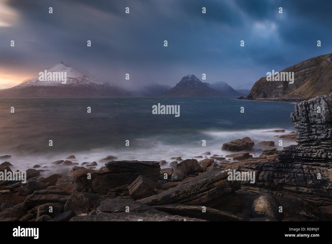 Les Cuillin Hills et temps par grains pendant une soirée à Elgol, île de Skye, Écosse Banque D'Images