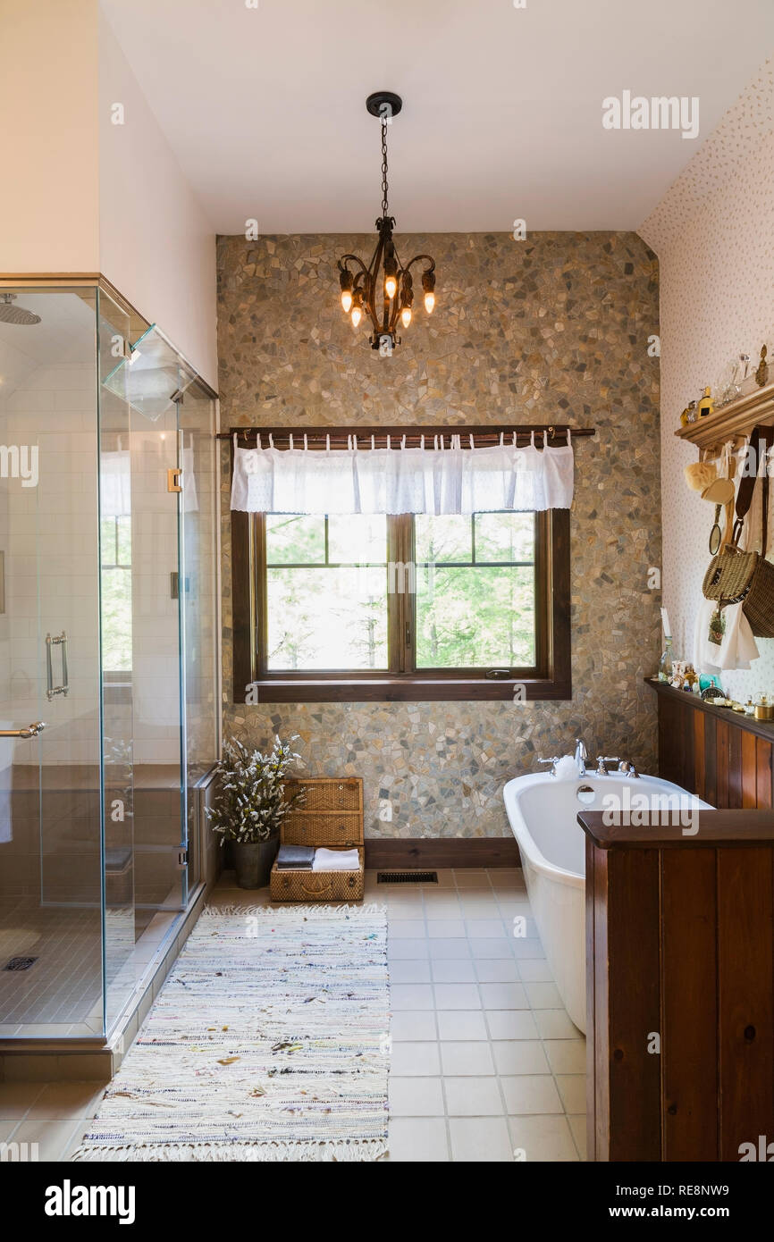 Cabine de douche en verre et des meubles anciens établissements autonomes  de basculer le haut d''une baignoire dans une salle de l'étage sur plancher  intérieur certifié LEED Country home Photo Stock -