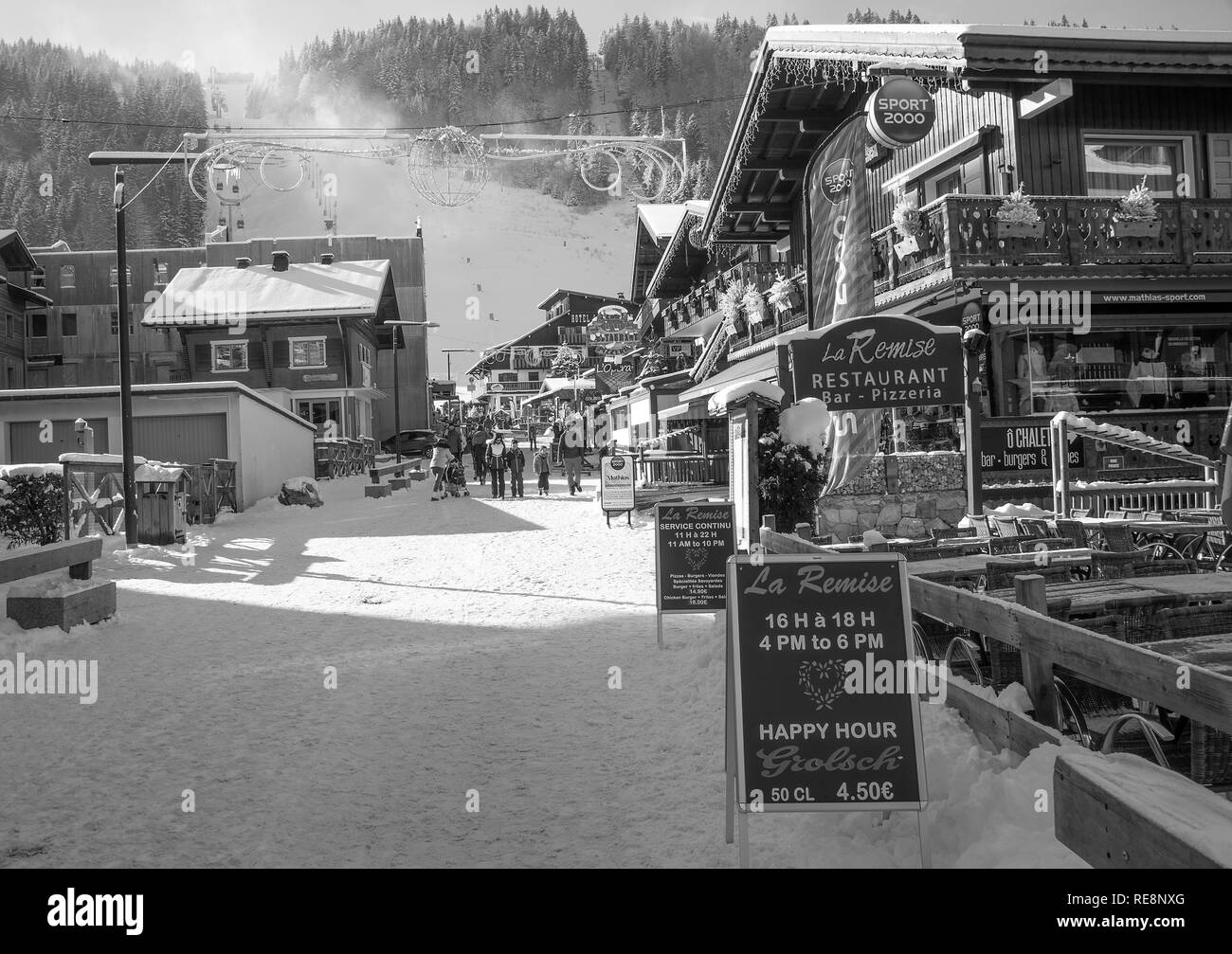 Hébergement et Restaurants face à ski et forêt de pins, dans les Alpes françaises dans la neige a couvert Morzine Haute Savoie Portes du Soleil France Banque D'Images