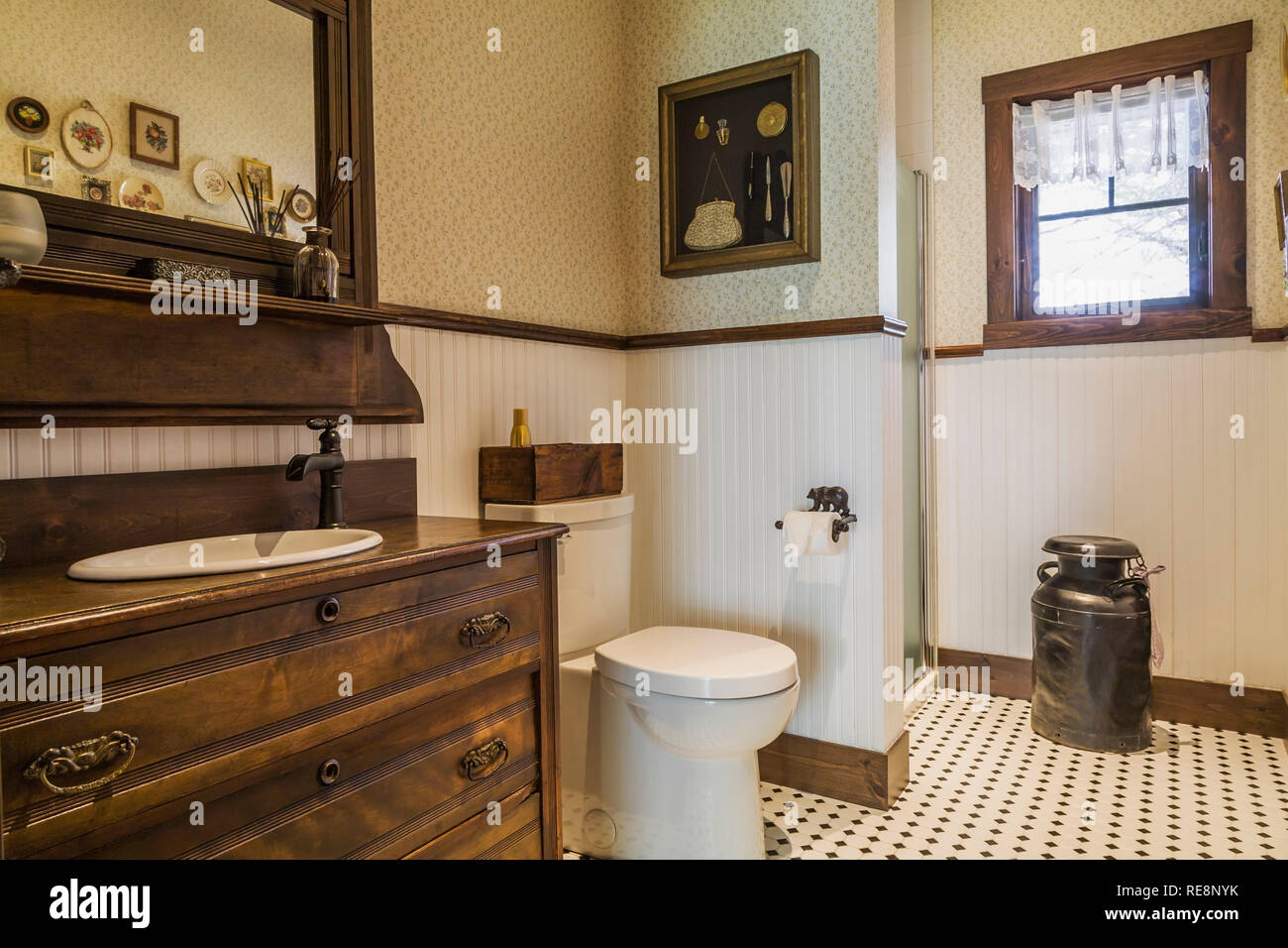 Salle de bains avec meuble en bois ancien cabinet lavabo, toilettes, vieux  seau de collecte de lait à l'intérieur d'un pays certifié LEED Accueil  Photo Stock - Alamy