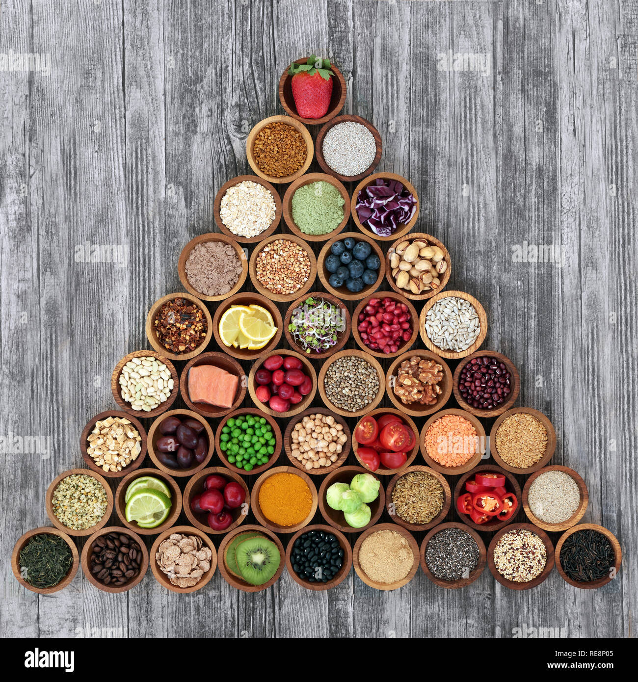 Superfood sain concept en forme de pyramide dont des fruits de mer, fruits, légumes, graines, noix, supplément de poudres, de légumineuses, céréales et grains. En haut Banque D'Images