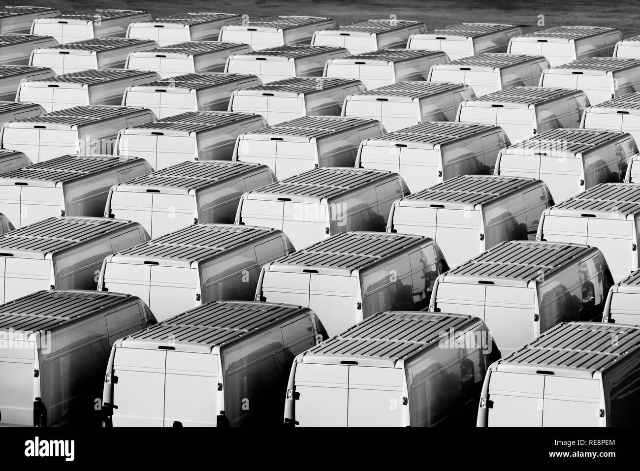 Nouvelle usine cars garés dans l'ordre Banque D'Images