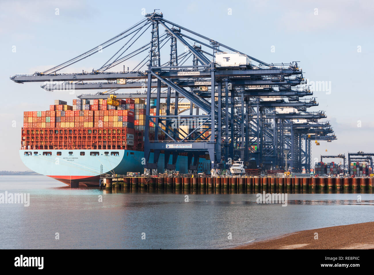 Avis de Maersk container ship décharge des conteneurs à marchandises port de Felixstowe suffolk Banque D'Images