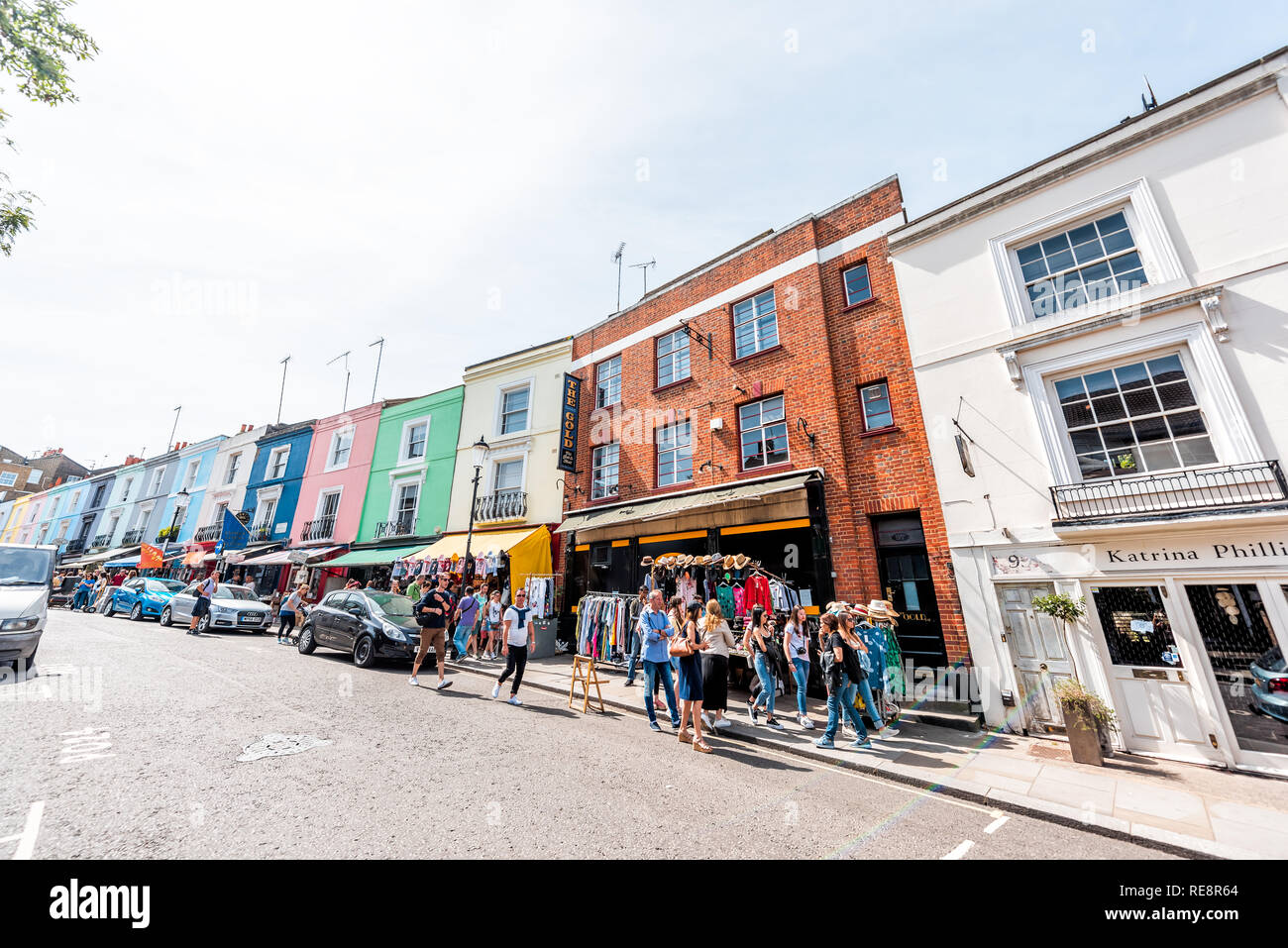 Londres, Royaume-Uni - 24 juin 2018 : Notting Hill street à Kensington avec multicolore coloré célèbre architecture de style appartements road et personnes shopping dans i Banque D'Images