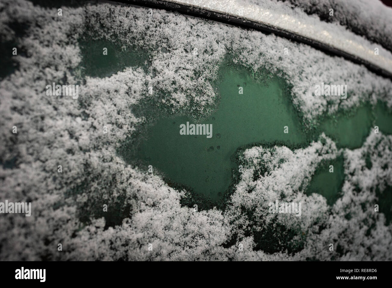 Von Schnee und Eis bedecktes Auto. Banque D'Images