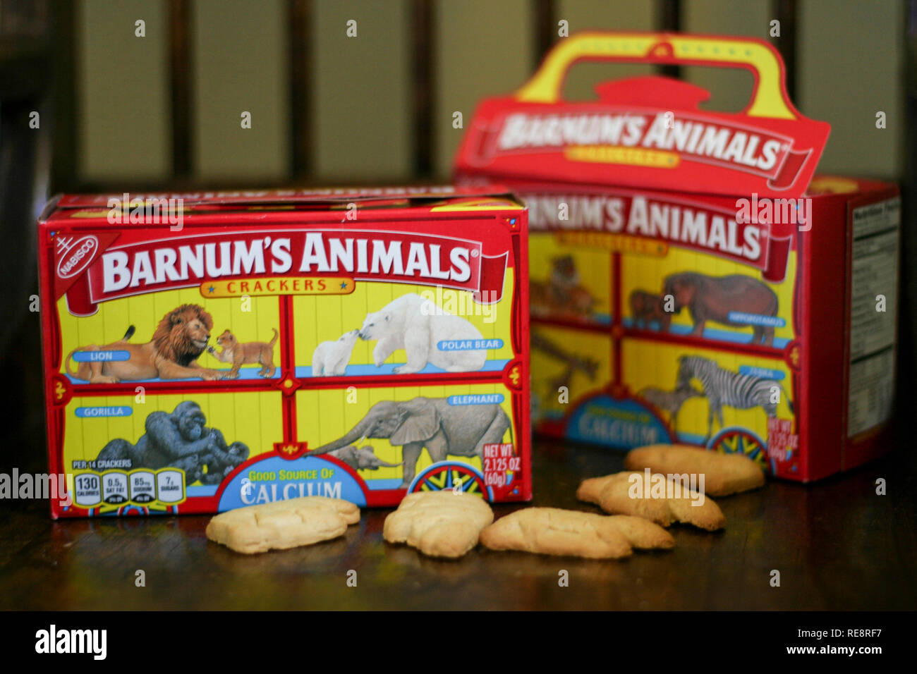 Boîte d'origine de Barnum's Animal Crackers avec les animaux de cirque derrière les barreaux. Banque D'Images
