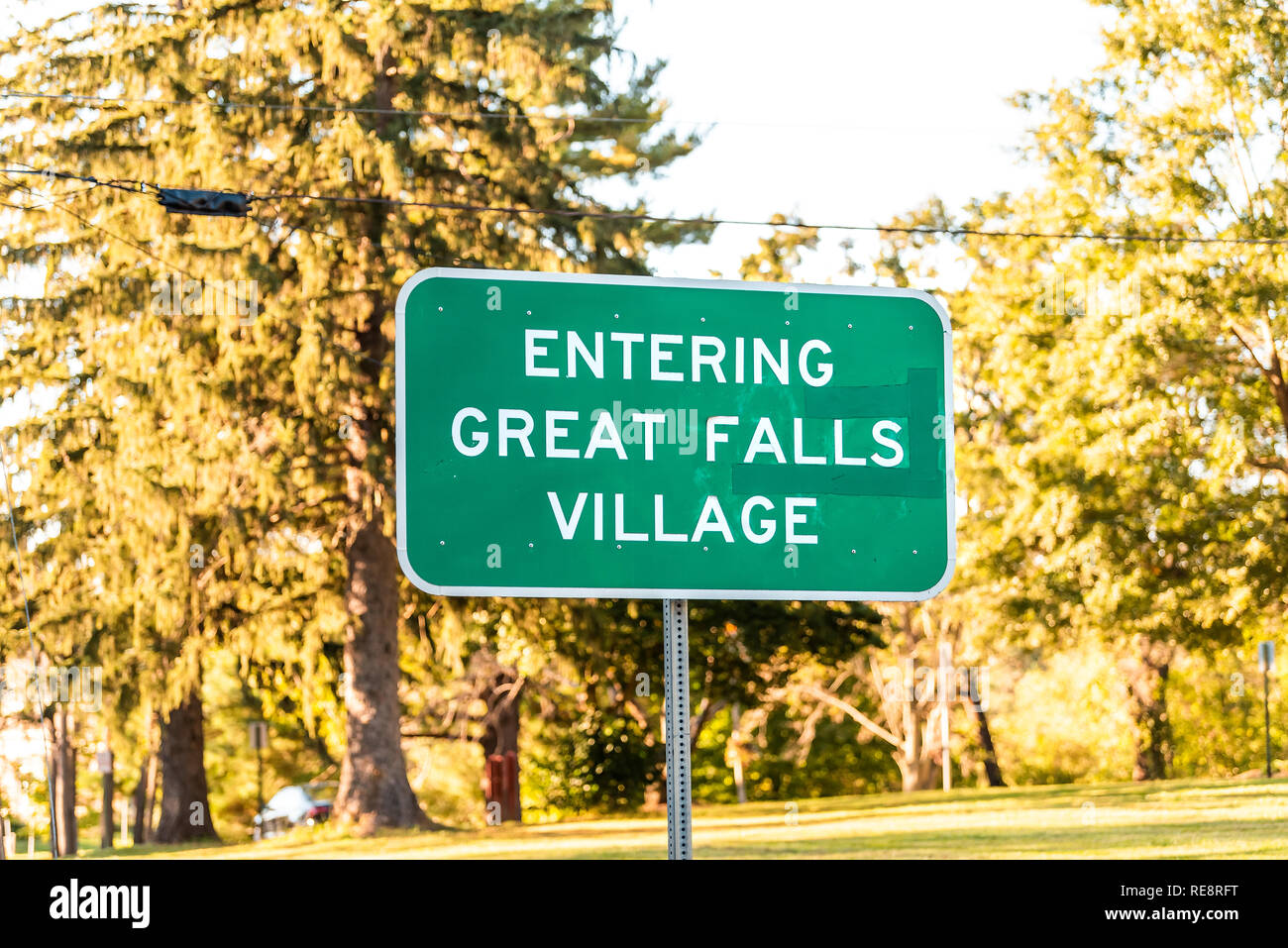 Great Falls, États-Unis d'inscription pour le centre-ville en Virginie du Nord ville ville avec libre dans le comté de Fairfax et arbres en arrière-plan Banque D'Images