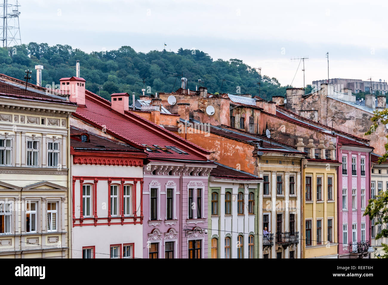 La ville historique de Lviv, Ukraine avec des bâtiments de l'architecture de la vieille ville, place du marché à coucher soleil soir nuit maisons multicolores Banque D'Images