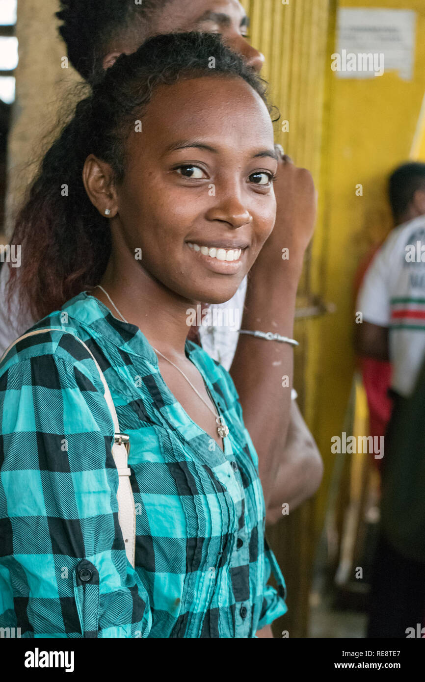 Nosy Be, Madagascar - Janvier 17th, 2019 : Portrait d'une femme malgache à la caméra sur le marché central de Nosy Be, Madagascar. Banque D'Images