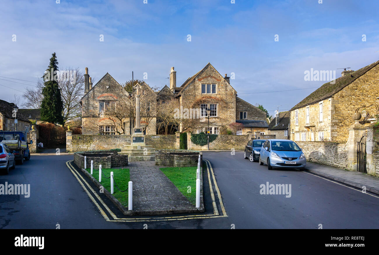 War Memorial et l'historique du 17ème siècle maison Grange en Canon Square, Melksham, Wiltshire, Royaume-Uni le 20 janvier 2019 Banque D'Images