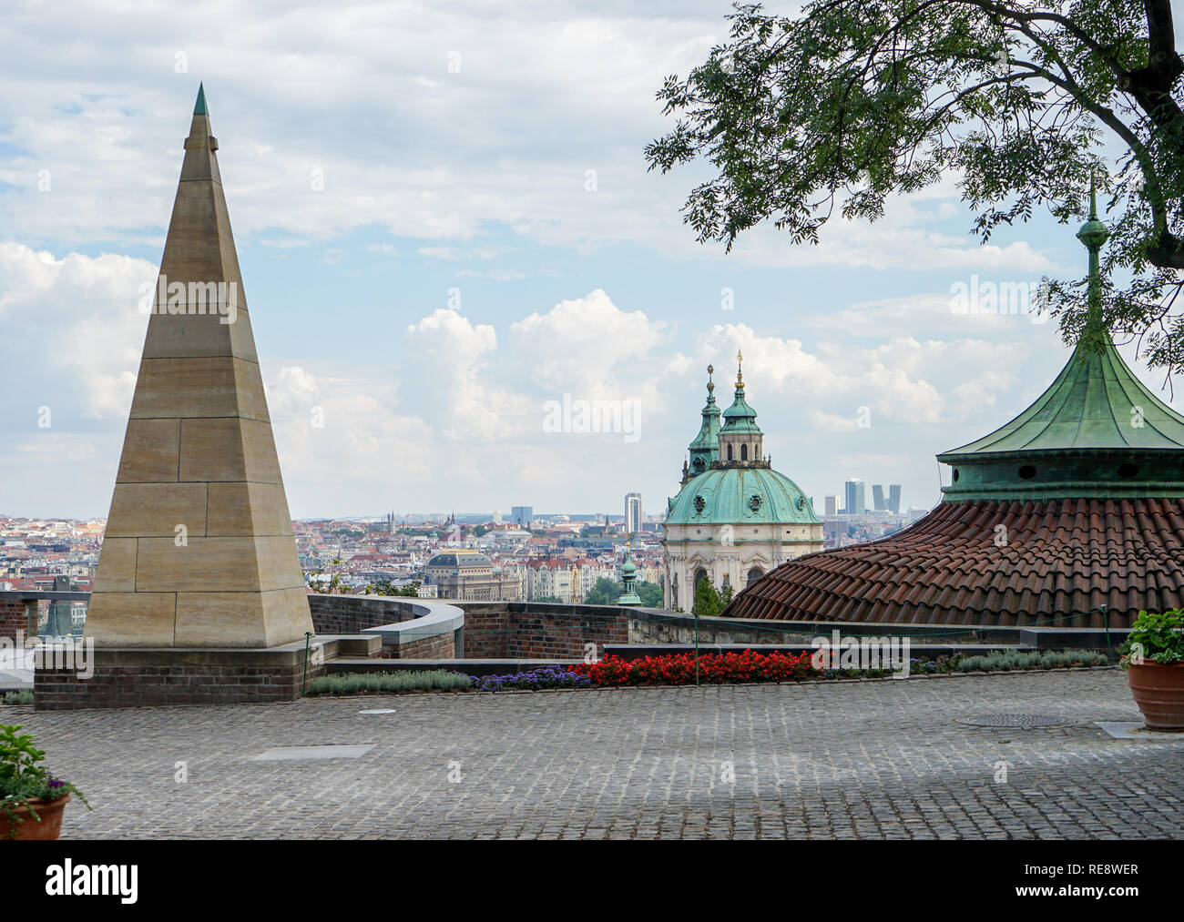 Pyramide et pavillon du château de Prague en été Banque D'Images