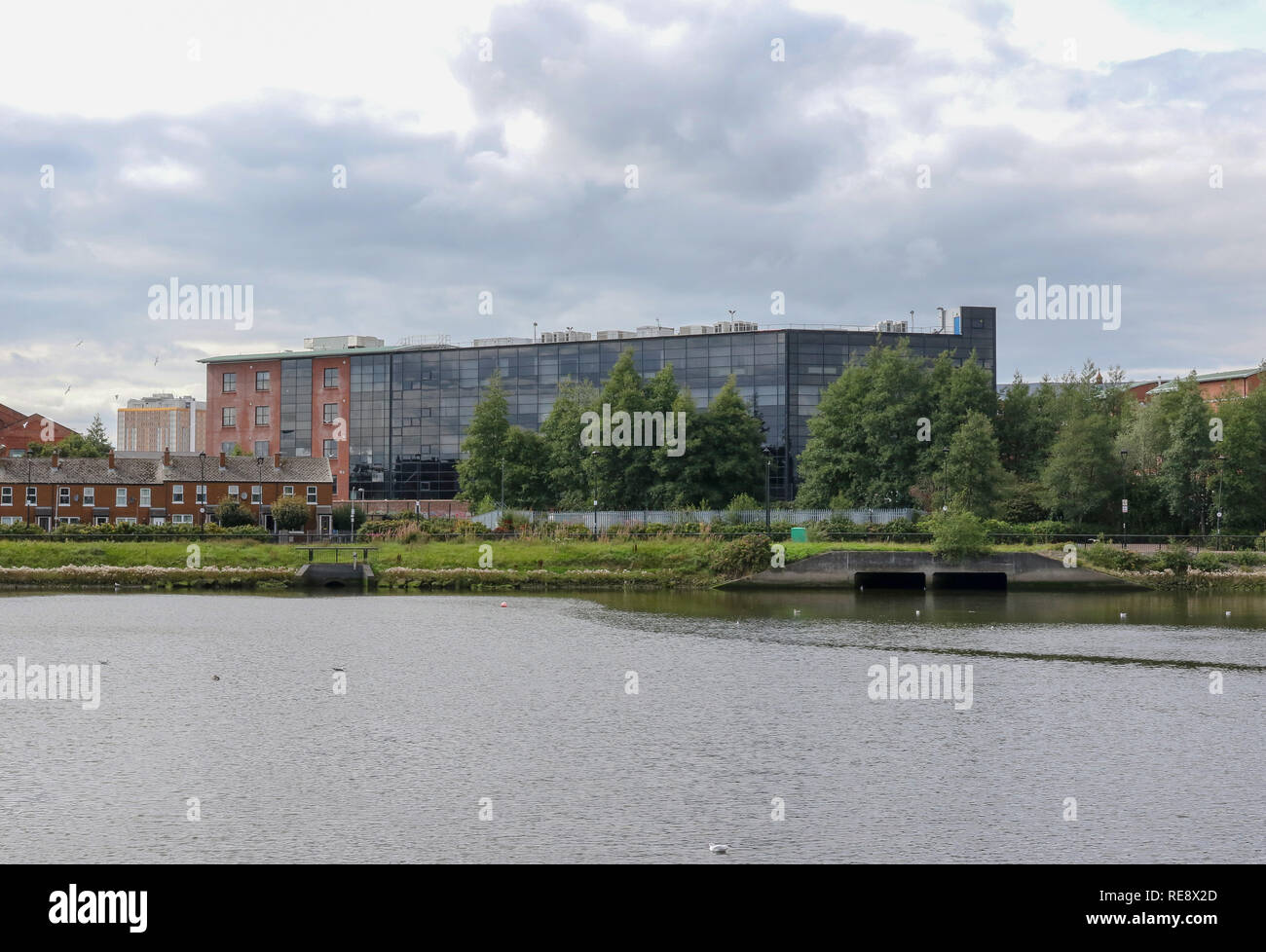 Bloc de bureau moderne à Belfast sur les rives de la rivière Lagan dans la ville.Les bureaux sont sur le site de l'ancienne usine à Belfast. Banque D'Images