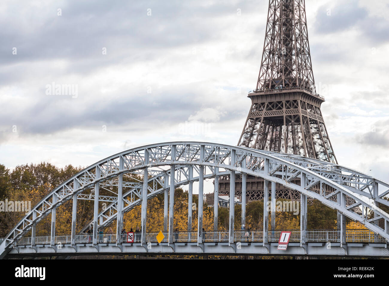 Pont et vue sur la tour Eiffel à Paris, centre-ville Banque D'Images