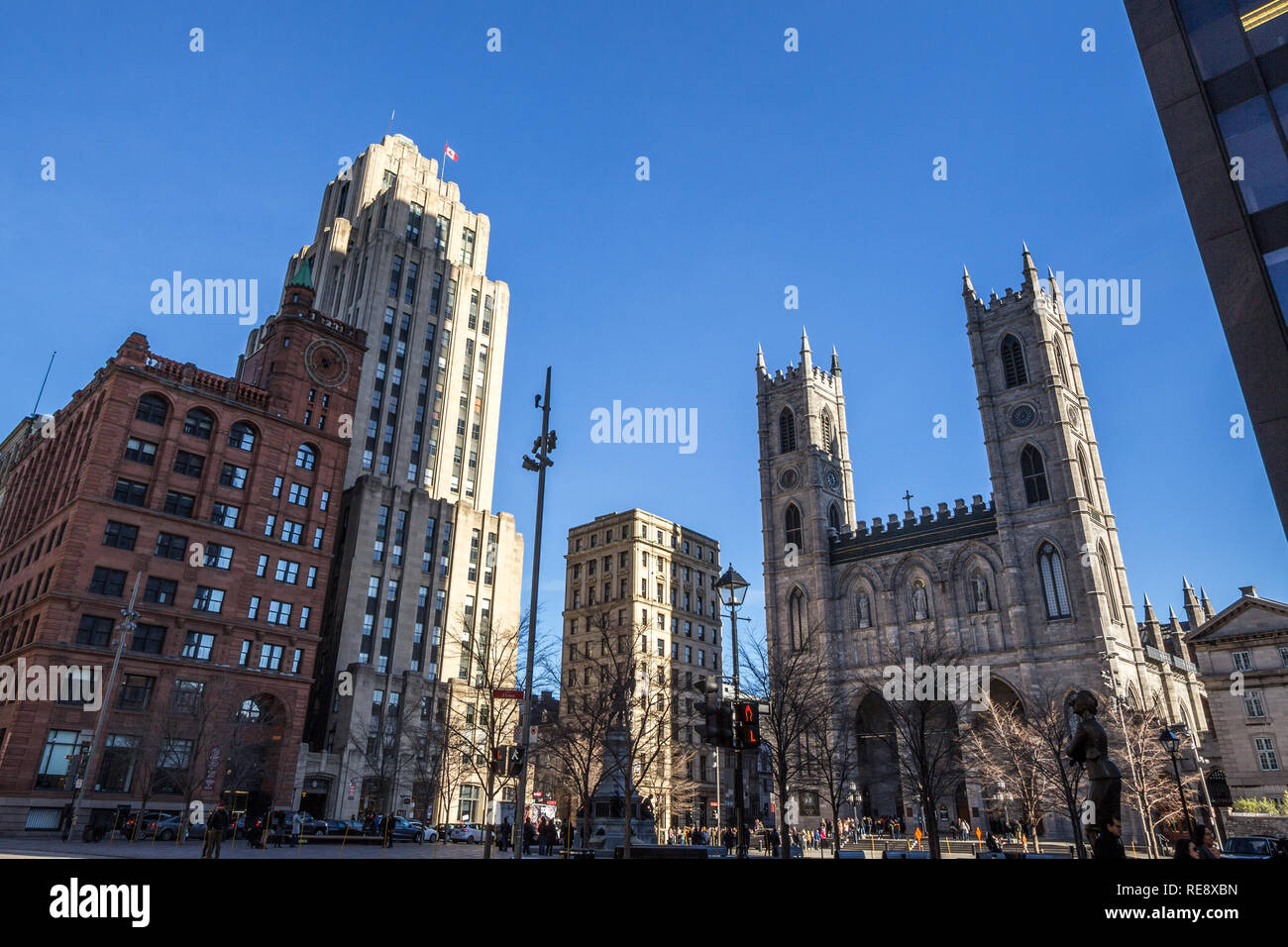 Montréal, Canada - le 4 novembre 2018 : la Basilique Notre-Dame dans le Vieux Montréal et ses tours emblématiques, avec l'édifice Aldred dans backgground. Le basilic Banque D'Images