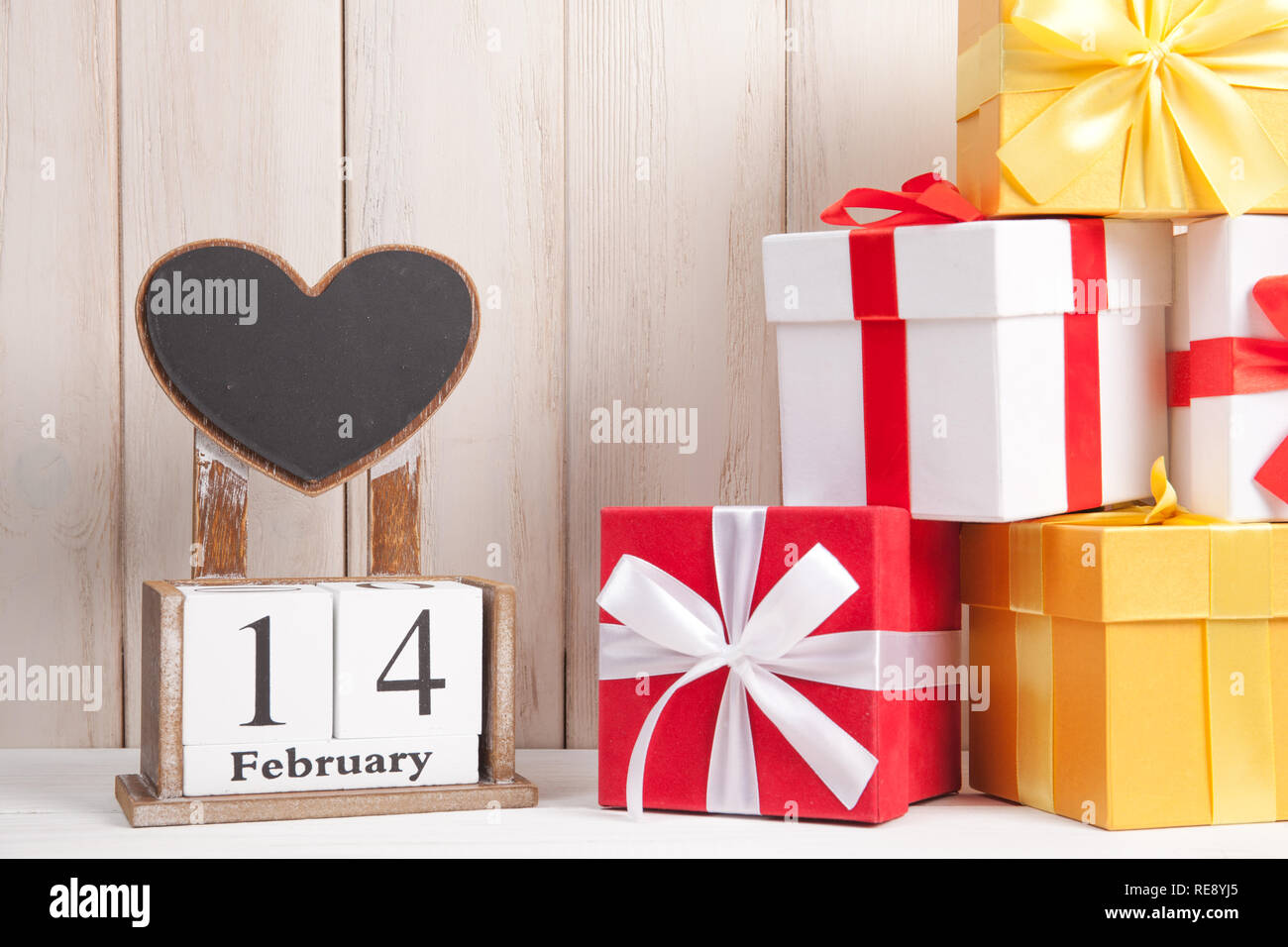 Carte Saint Valentin avec une cale en bois calendrier. Boîte-cadeau Banque D'Images