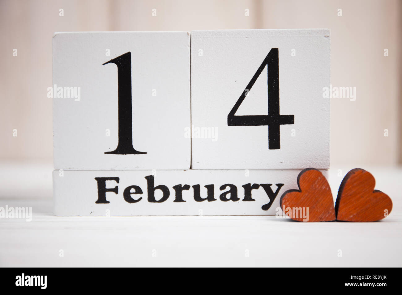 Carte Saint Valentin avec une cale en bois calendrier sur fond en bois blanc et les cœurs Banque D'Images