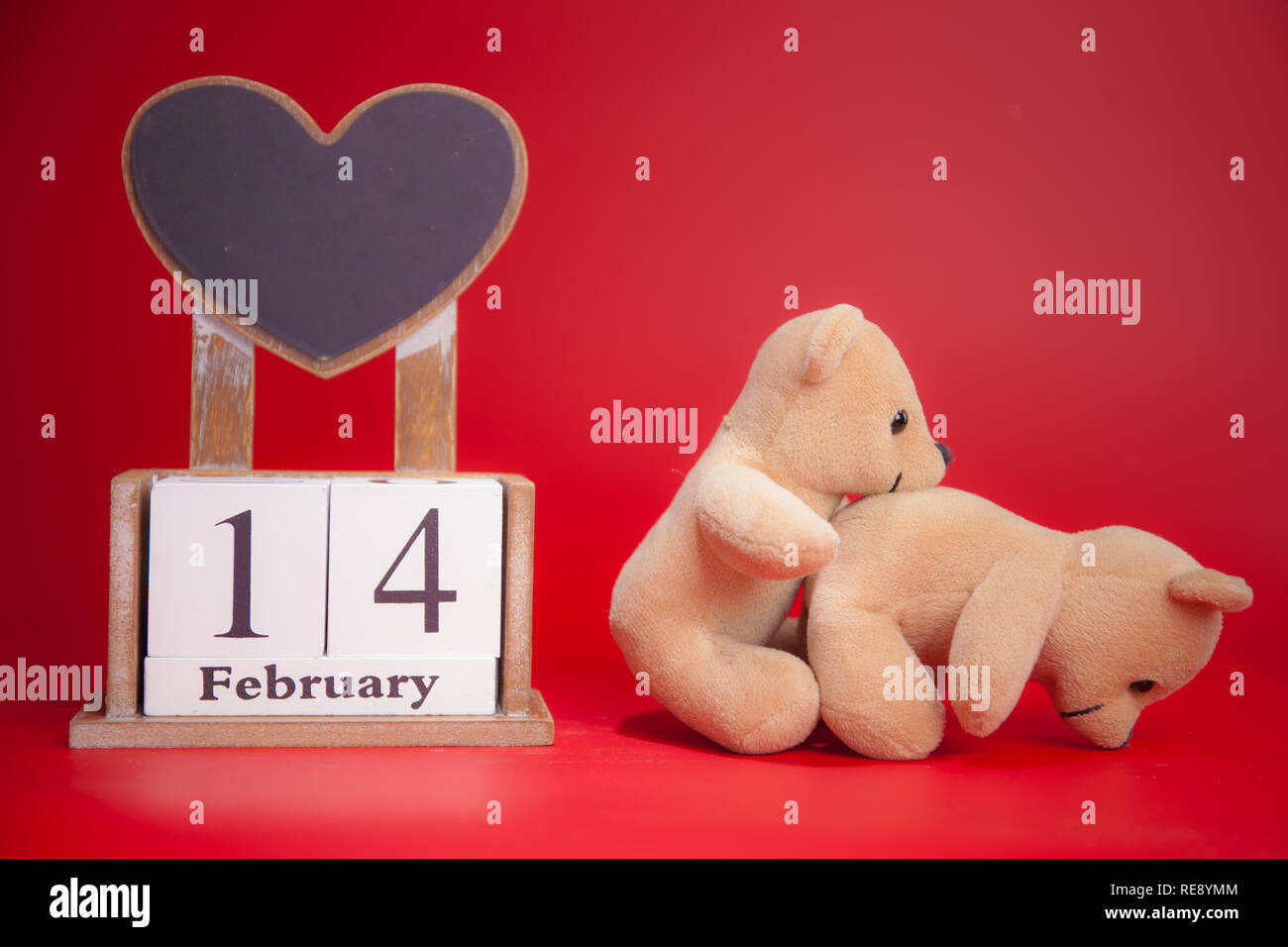 Couple nounours sur fond rouge. Carte de Saint Valentin. Coeur d'amour. Banque D'Images