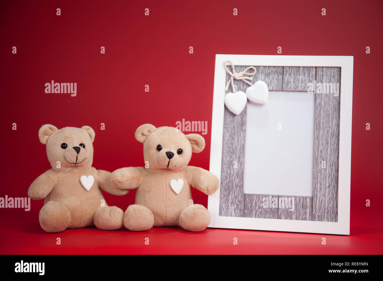 Couple nounours sur fond rouge. Carte de Saint Valentin. Coeur d'amour. Banque D'Images