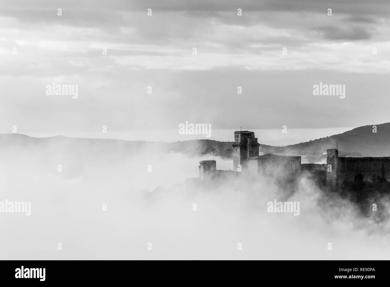 Vue de château Rocca Maggiore à Assise (Ombrie, Italie) au milieu du brouillard Banque D'Images