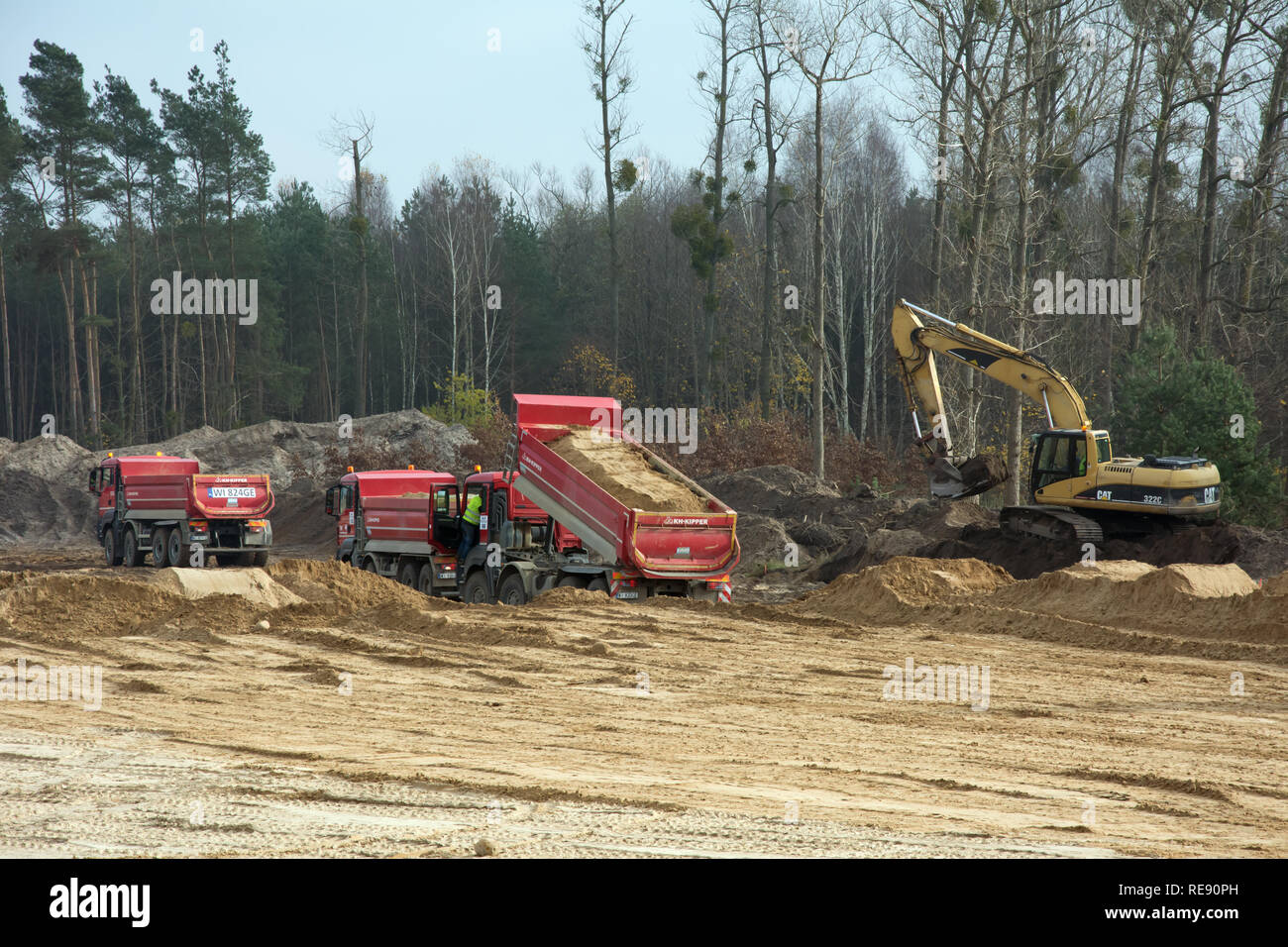 KRUSZYN KRAJENSKI kujawsko-pomorskie, POLOGNE/- 13 novembre 2017 - S5 site de construction avec trois homme kipper dumper pelle et Banque D'Images