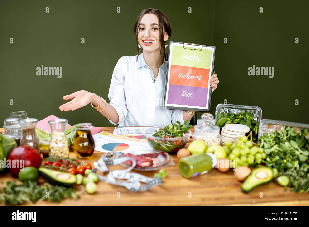 La promotion d'une saine alimentation équilibrée diététique assis à la table pleine de produits variuos Banque D'Images