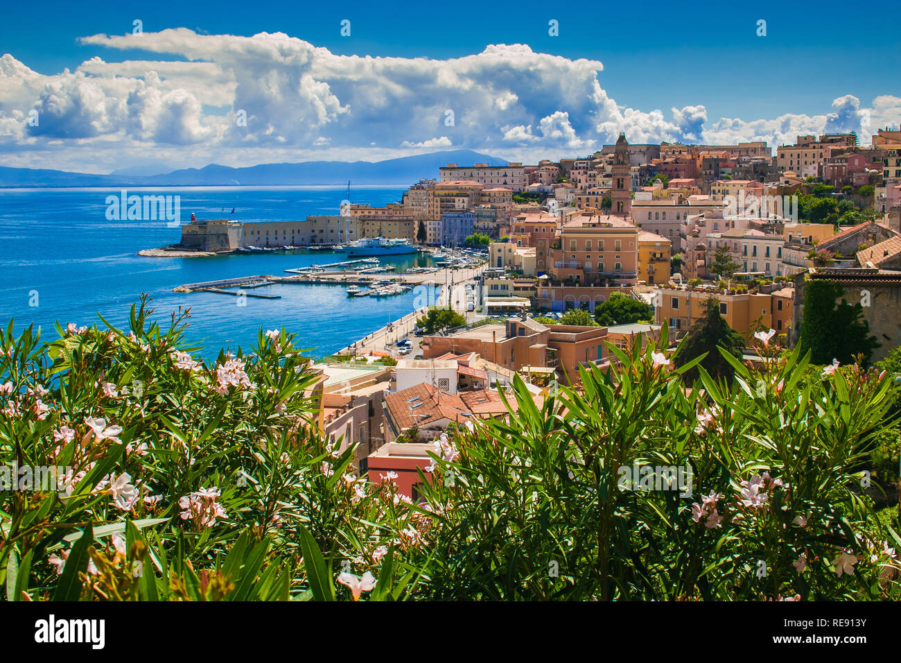 Paysage côtier avec la vieille ville de Gaeta, Italie Banque D'Images