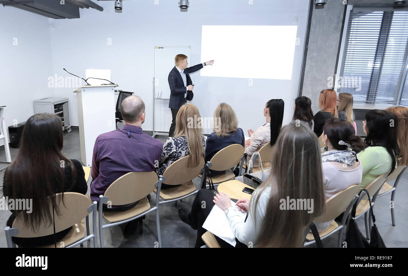 Businessman examine un nouveau projet d'entreprise avec les membres de son équipe Banque D'Images