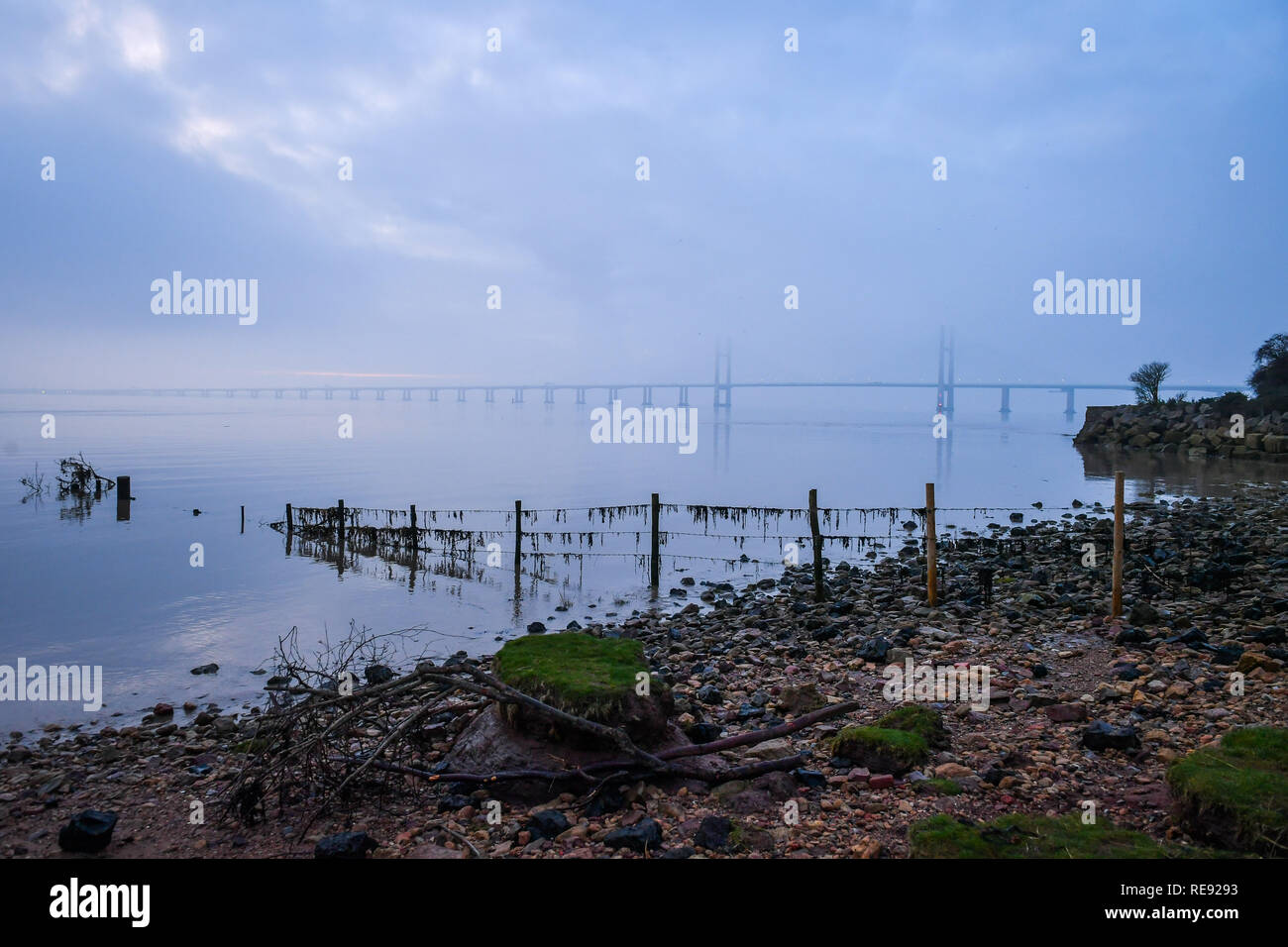 Au lever de la brume entoure le Prince de Galles, pont au-dessus du fleuve estuaire du Severn entre l'Angleterre et au Pays de Galles, où la nuit a empêché un nuage de givre et obscurci la vue de l'éclipse lunaire totale pour de nombreuses régions de l'ouest du pays. Banque D'Images