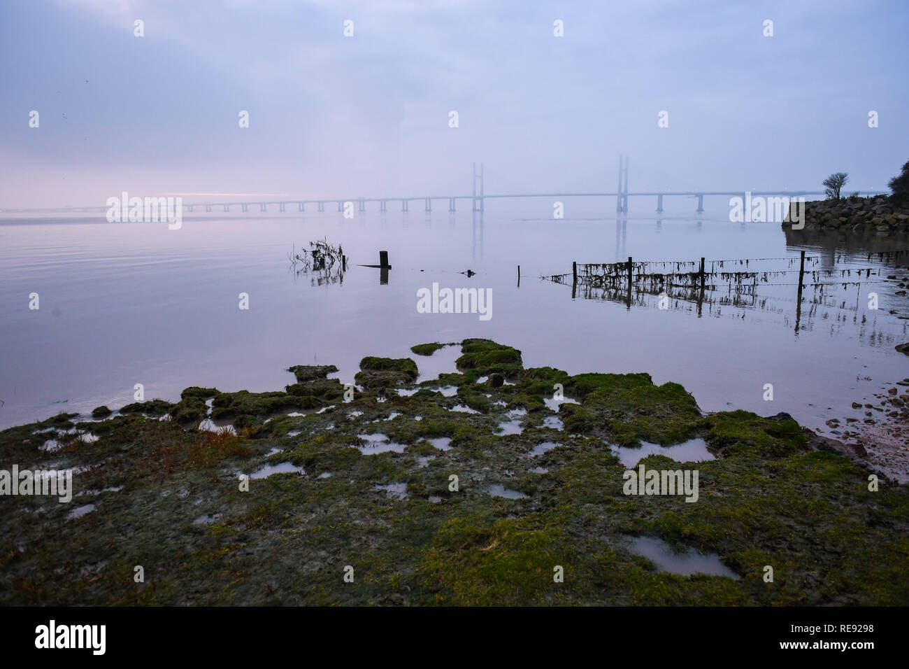 Au lever de la brume entoure le Prince de Galles, pont au-dessus du fleuve estuaire du Severn entre l'Angleterre et au Pays de Galles, où la nuit a empêché un nuage de givre et obscurci la vue de l'éclipse lunaire totale pour de nombreuses régions de l'ouest du pays. Banque D'Images