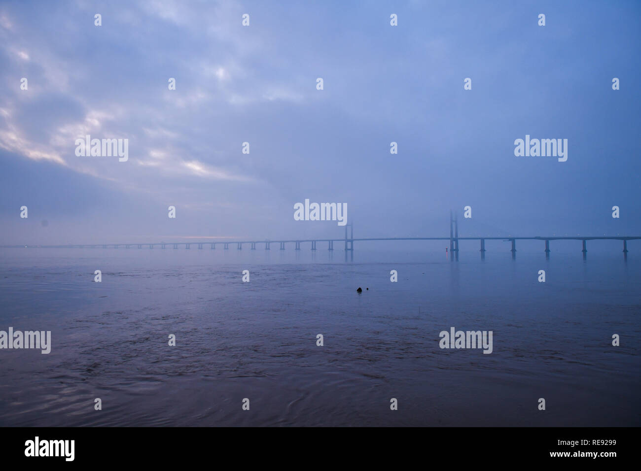 Au lever de la brume entoure le Prince de Galles, pont au-dessus du fleuve estuaire du Severn entre l'Angleterre et au Pays de Galles, où la nuit a empêché un nuage de givre et obscurci la vue de l'éclipse lunaire totale pour de nombreuses régions de l'ouest du pays. Banque D'Images
