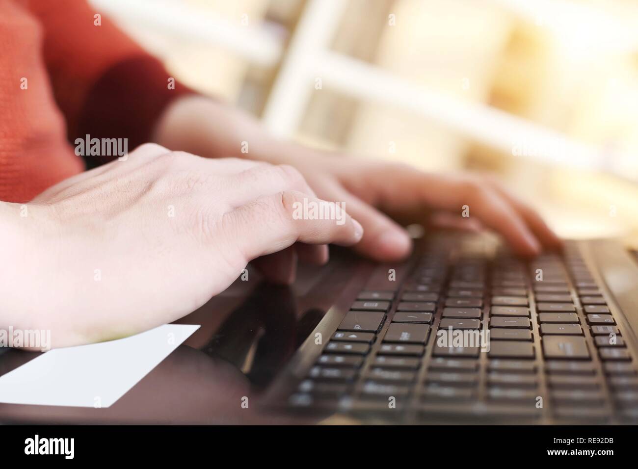 Photo de la main de l'homme travaille à l'ordinateur portable. Banque D'Images