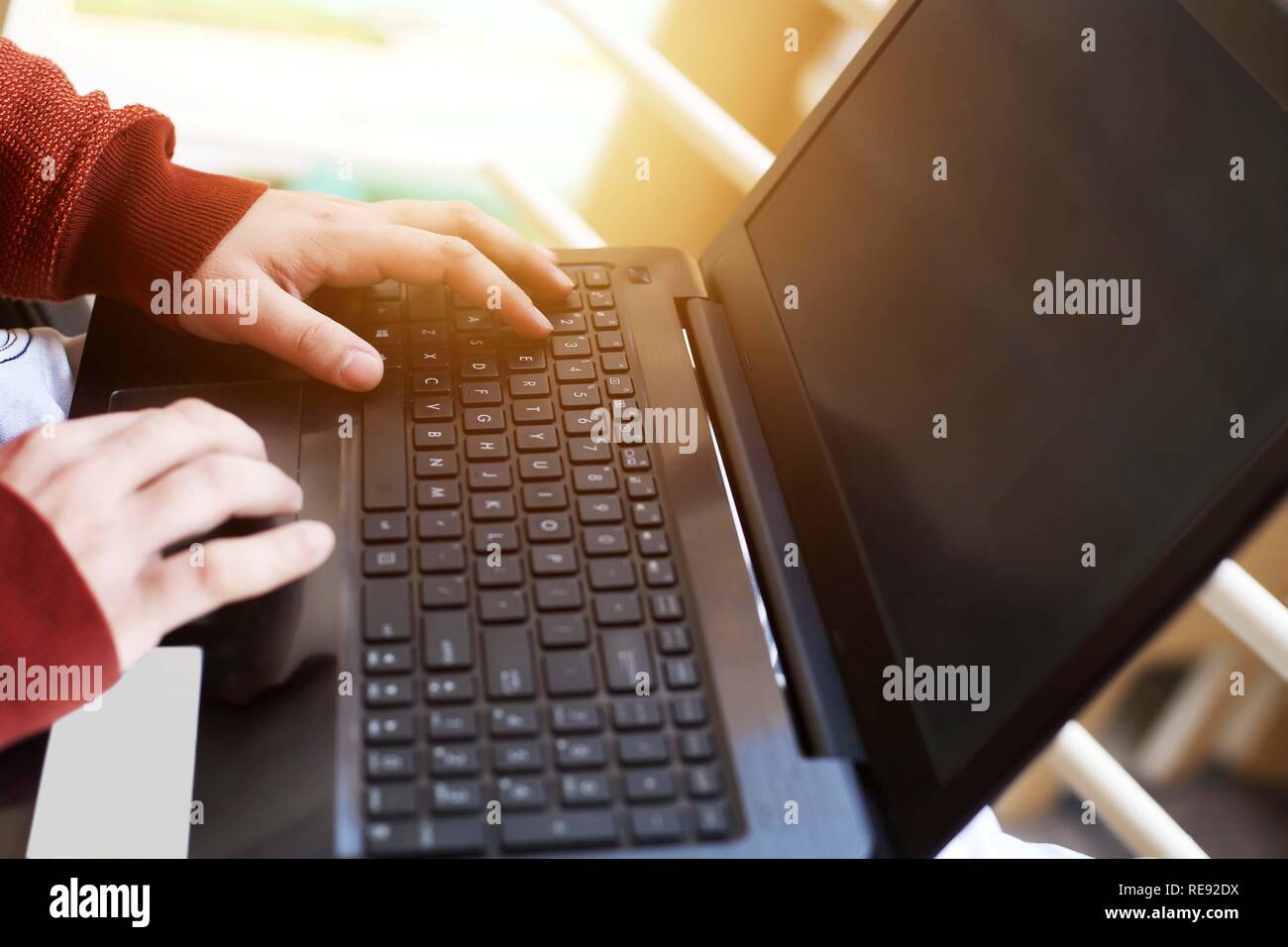 Portrait de l'homme est de travailler sur l'ordinateur portable. Banque D'Images