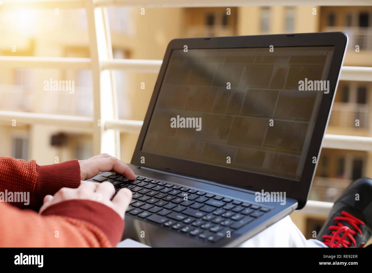 Photo de l'homme est de travailler sur l'ordinateur portable. Banque D'Images