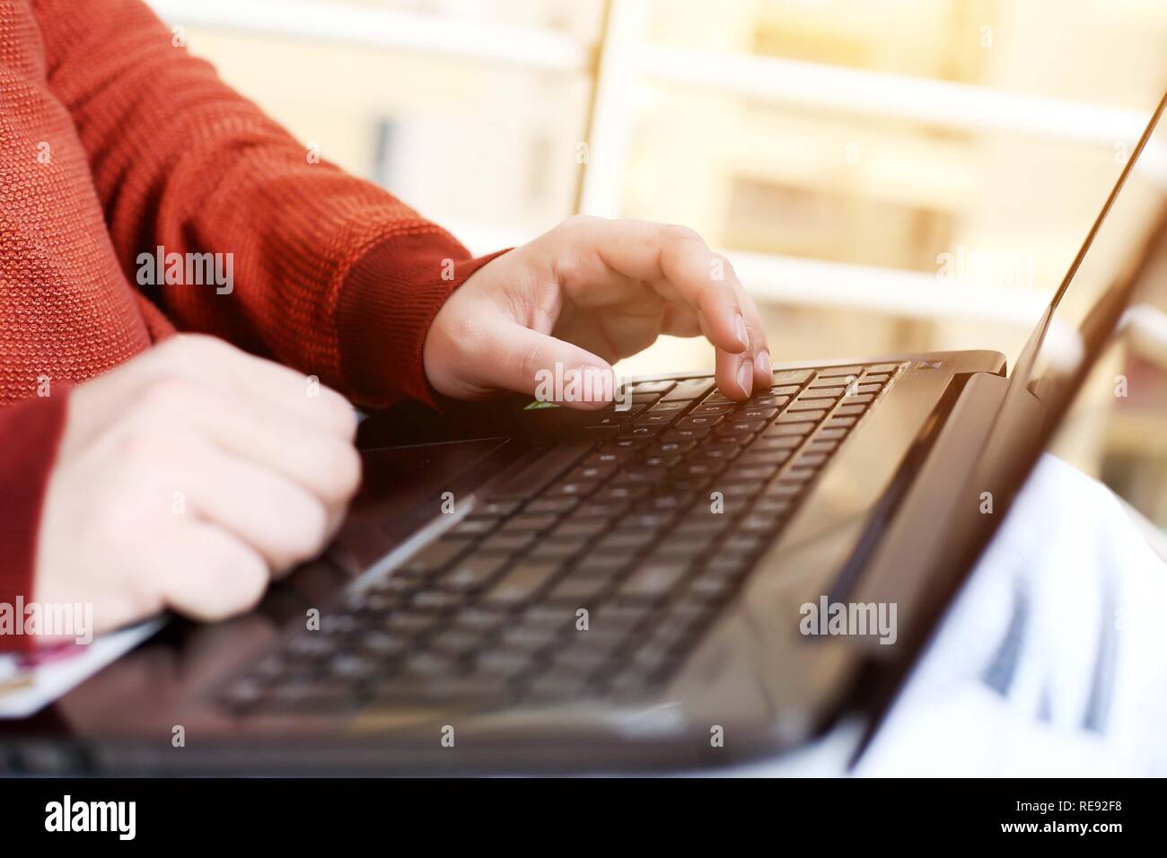 Jeune homme travaille sur l'ordinateur portable. Banque D'Images