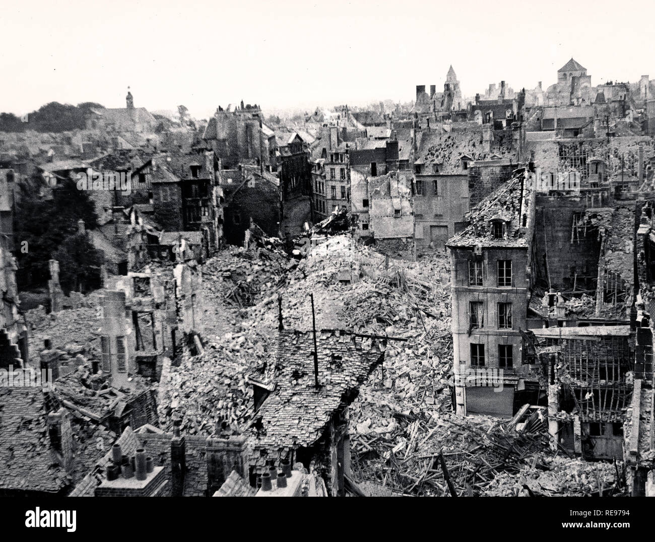 Image vintage WW2 de CAEN NORMANDIE avec des dégâts catastrophiques généralisés causés par le bombardement allié de Caen (Normandie, France) en 1944 opération Overlord 6 juin-6 août partie du débarquement allié sur la plage nord des têtes de côte française 6 juin 1944 jour J Banque D'Images