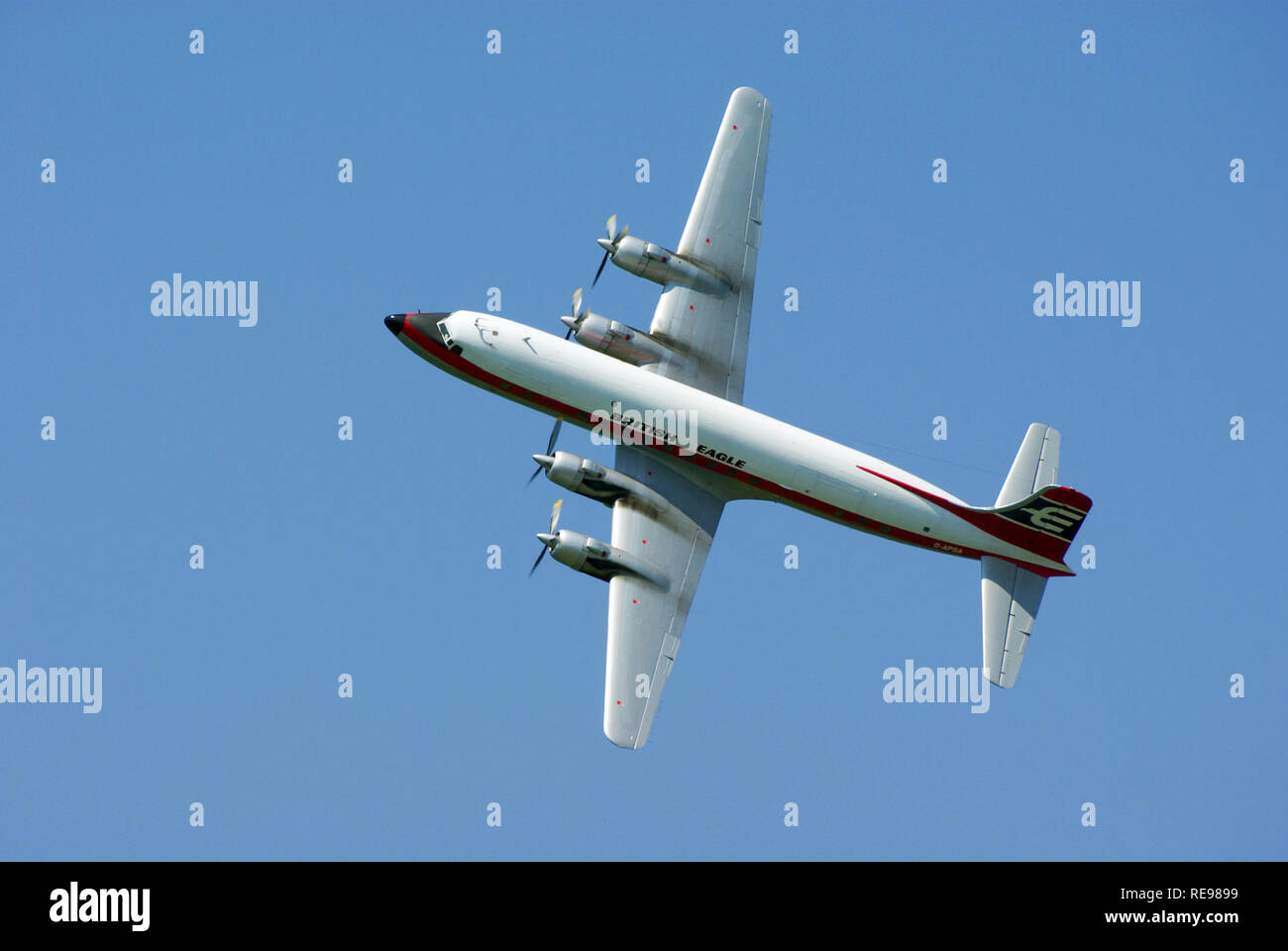 British Eagle Airline Scheme Douglas DC-6 avion de ligne vintage G-APSA volant à un spectacle aérien dans le ciel bleu Banque D'Images