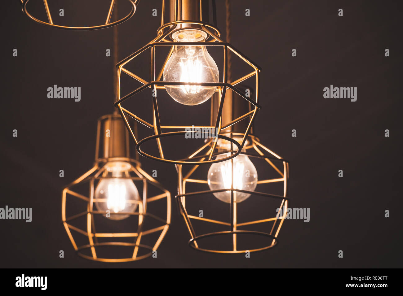 Avec Suspension Lustre Lampes Ampoule Led Jaune Elements D Eclairage Recouverts De Metal Wire Frame D Abat Jour Selective Focus Photo Stock Alamy