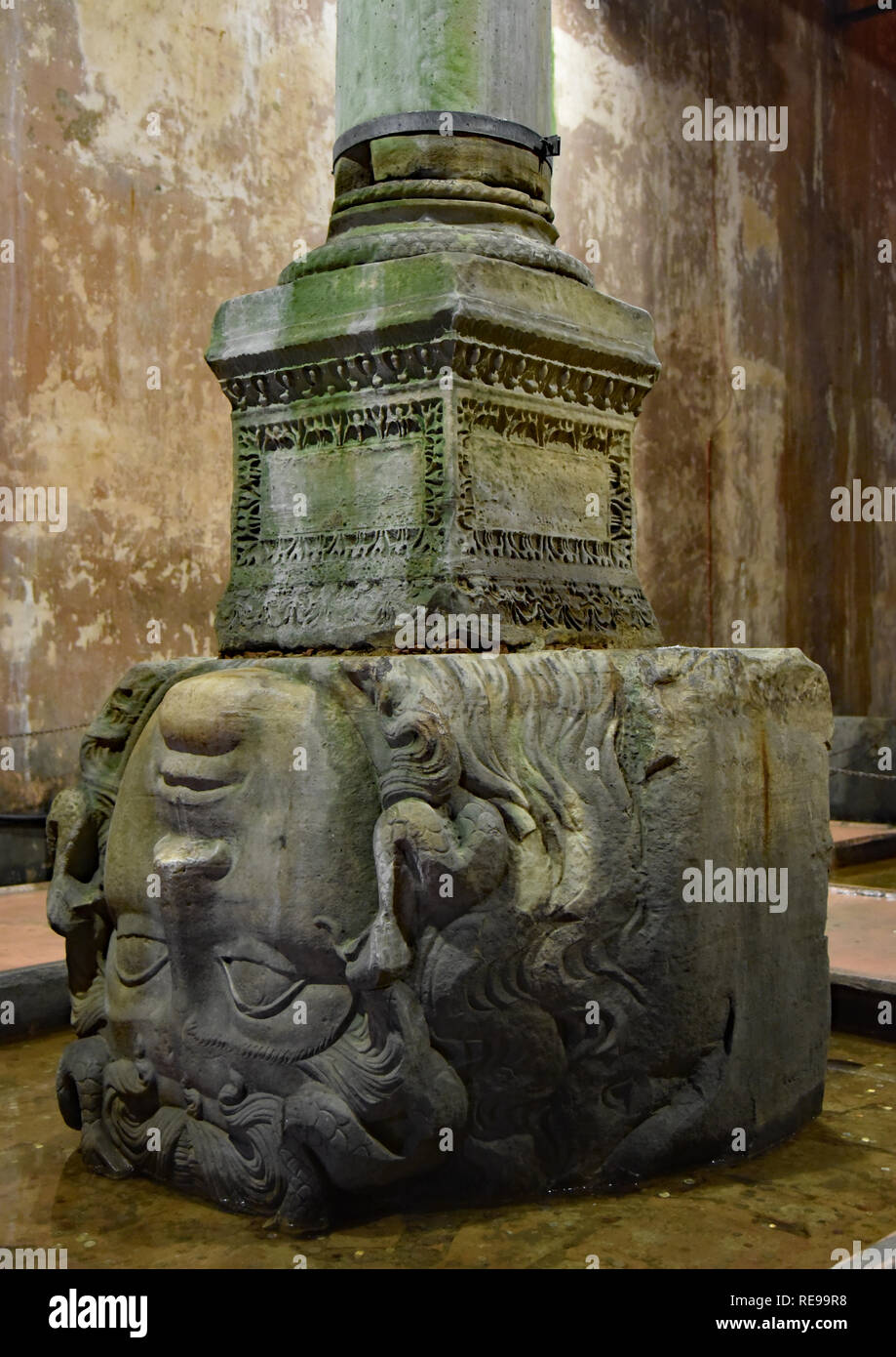 Redéfinie, ancienne tête de Méduse, supporte une colonne une fois couvert par l'eau dans l'immense, la Citerne basilique souterraine, Istanbul, Turquie, l'Europe. Banque D'Images