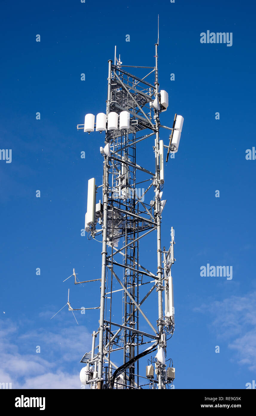 Un satellite de télécommunications au mât Le Pleney téléphérique au-dessus de Morzine Haute Savoie Portes du Soleil France Banque D'Images
