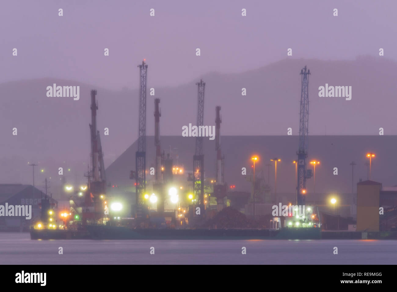 Port de Santander, vue sur la lumière et les grues.Nigh avec Fog.Cantabria, Espagne Banque D'Images