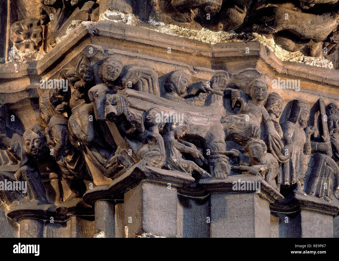 CLAUSTRO CAPITEL DE LA CRUCIFIXION DE S PEDRO. Emplacement : CATEDRAL DE SAN SALVADOR-intérieur. Oviedo. Les Asturies. L'ESPAGNE. Banque D'Images