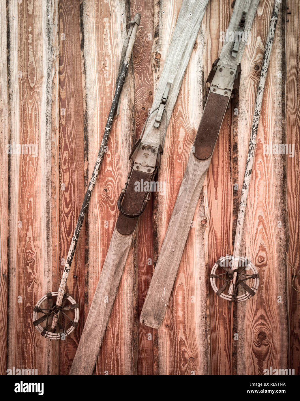 Détail d'une paire de skis en bois accrochés sur une planche en bois Banque D'Images