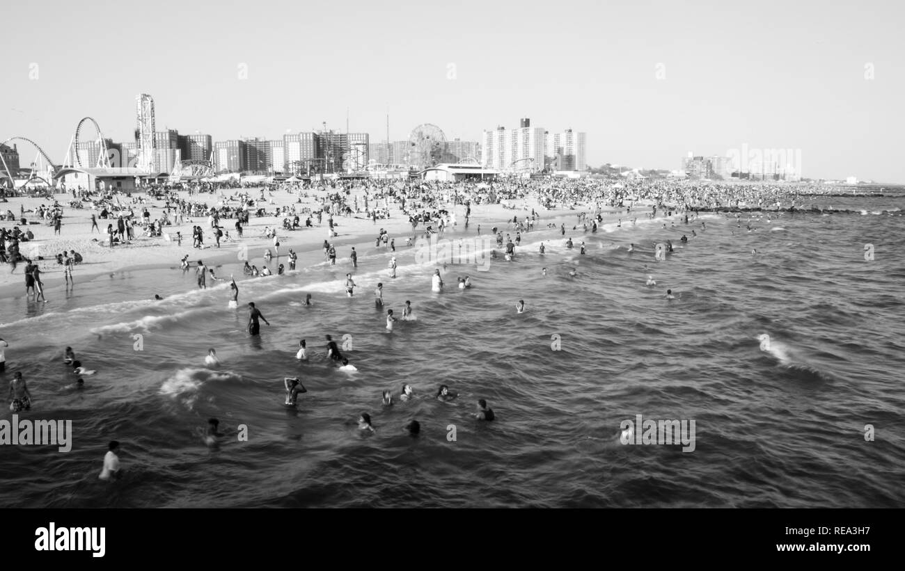 Amateurs de profiter de l'océan sur Coney Island sur une chaude journée d'été Banque D'Images