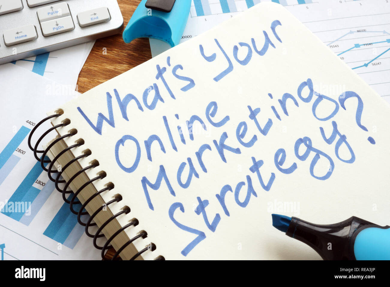Quelle est votre stratégie de marketing en ligne ? Livre, rapport et clavier. Banque D'Images